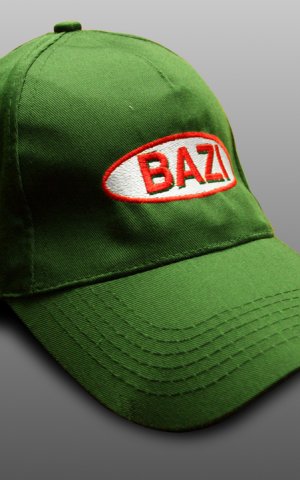 Czapka firmy Bazi